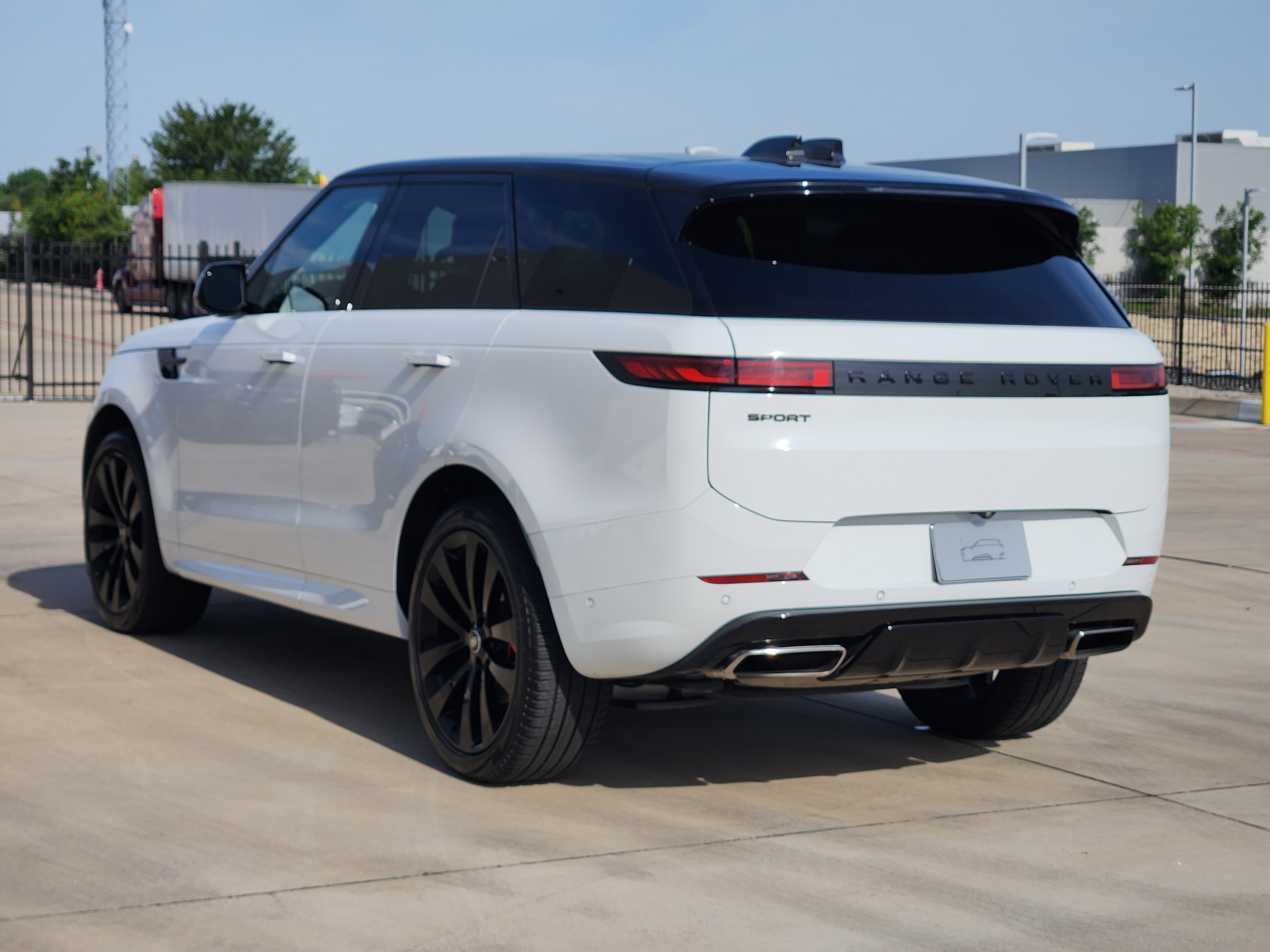 Used 2024 Land Rover Range Rover Sport Dynamic SE AWD/4WD image 4