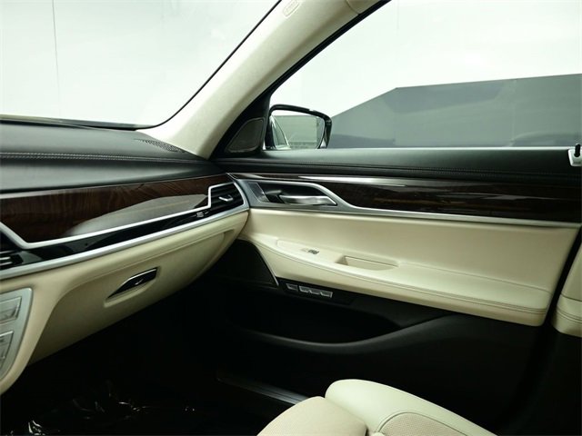 Used 2017 BMW 750i image 25