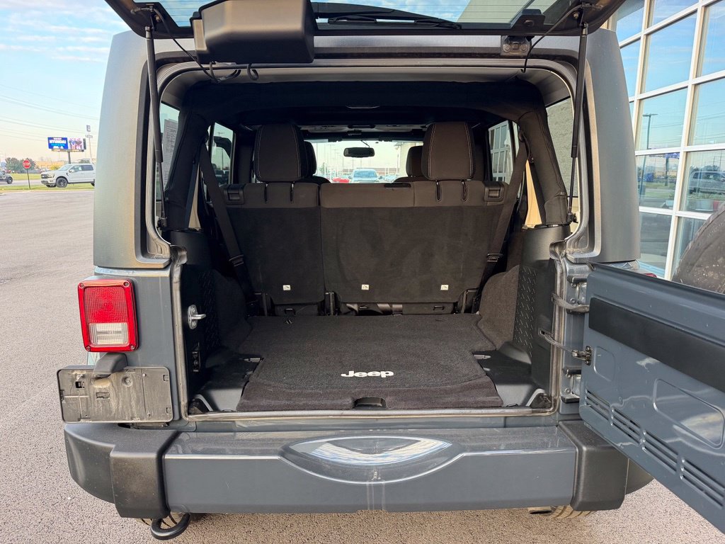 Used 2017 Jeep Wrangler Unlimited Sahara w/ Connectivity Group AWD/4WD image 8