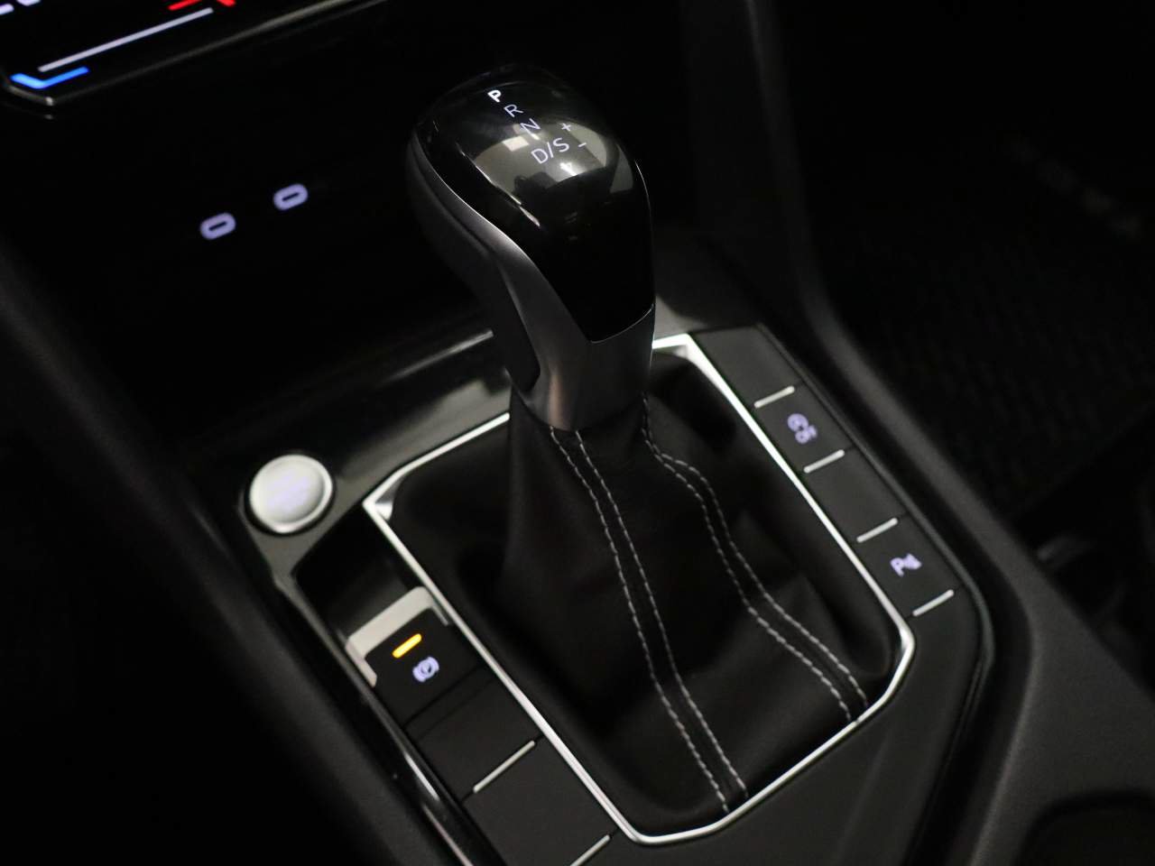 New 2026 Volkswagen Taos SE FWD image 9