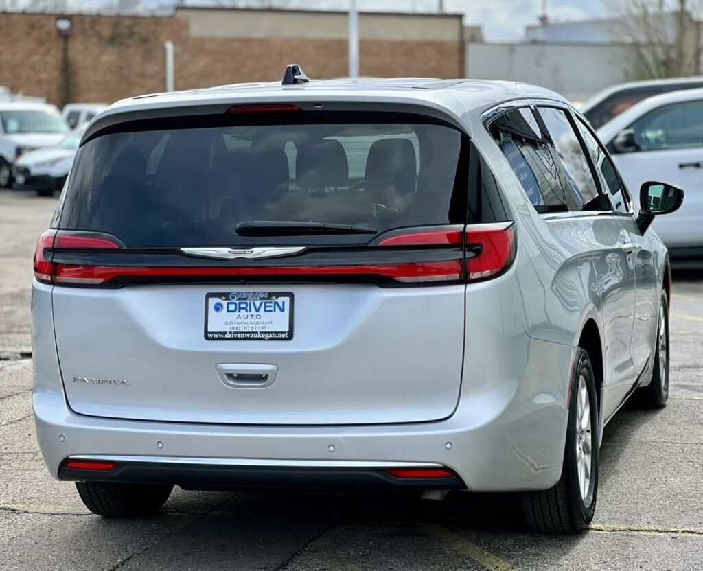 Used 2024 Chrysler Pacifica Touring-L FWD image 5