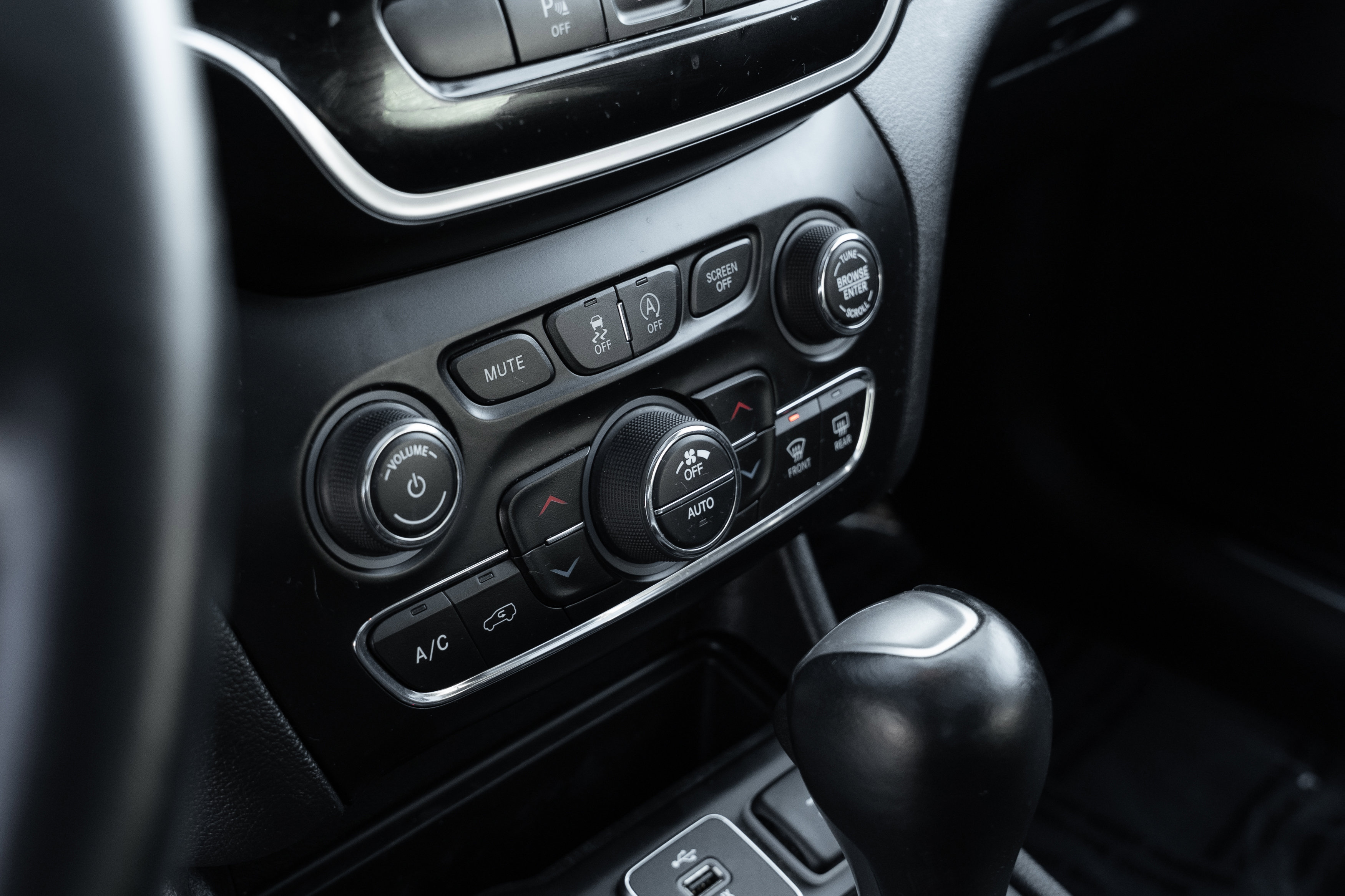 Used 2019 Jeep Cherokee Limited image 13
