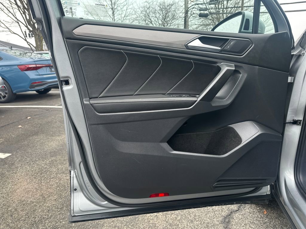 Used 2023 Volkswagen Tiguan SE w/ Panoramic Sunroof Package image 5