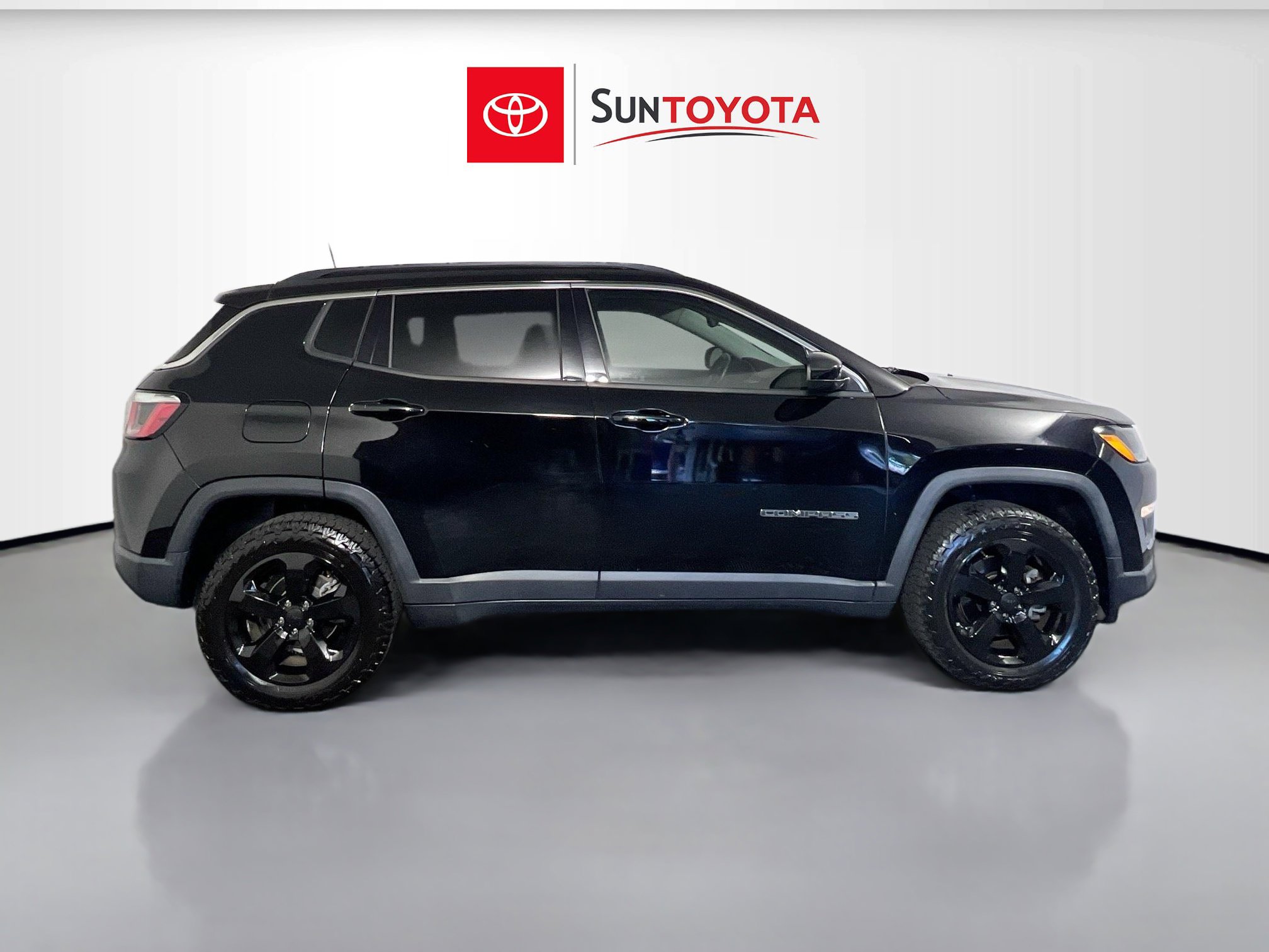 Used 2018 Jeep Compass Latitude w/ Cold Weather Group image 2