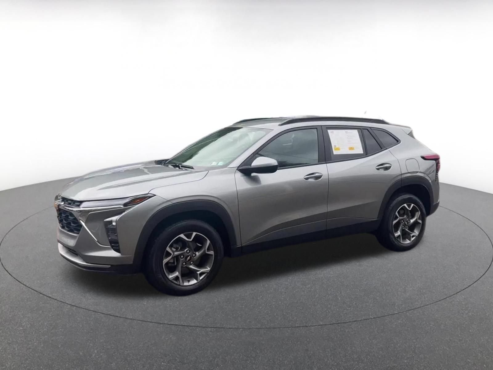 Used 2025 Chevrolet Trax LT FWD image 8