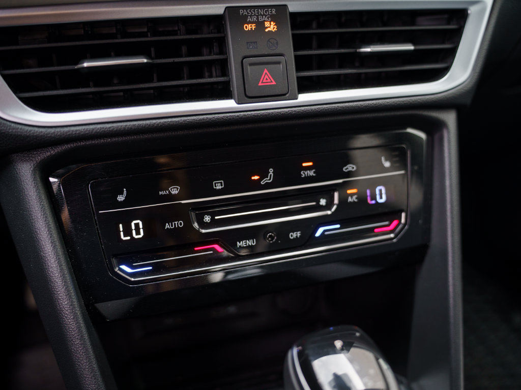 Certified 2025 Volkswagen Taos SE AWD/4WD image 26