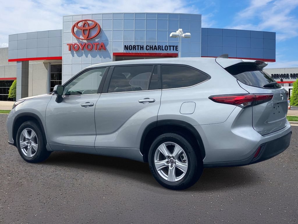 Used 2023 Toyota Highlander LE FWD image 6
