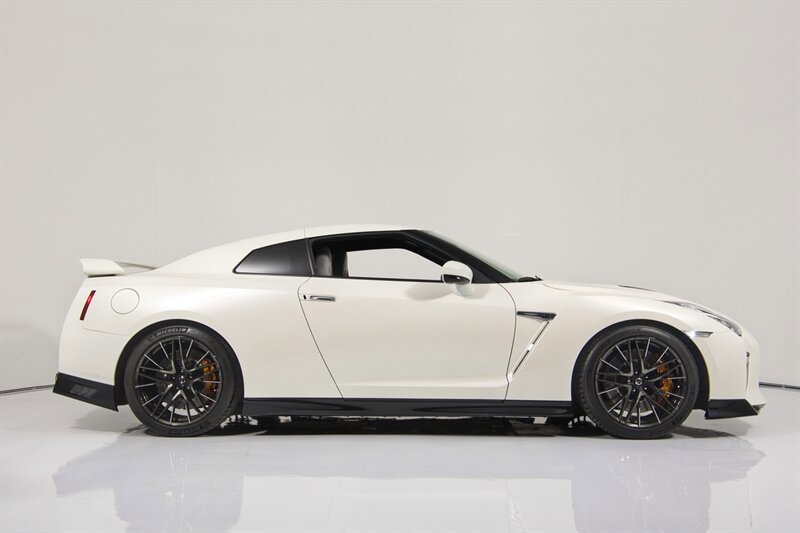 Used 2021 Nissan GT-R Premium image 11