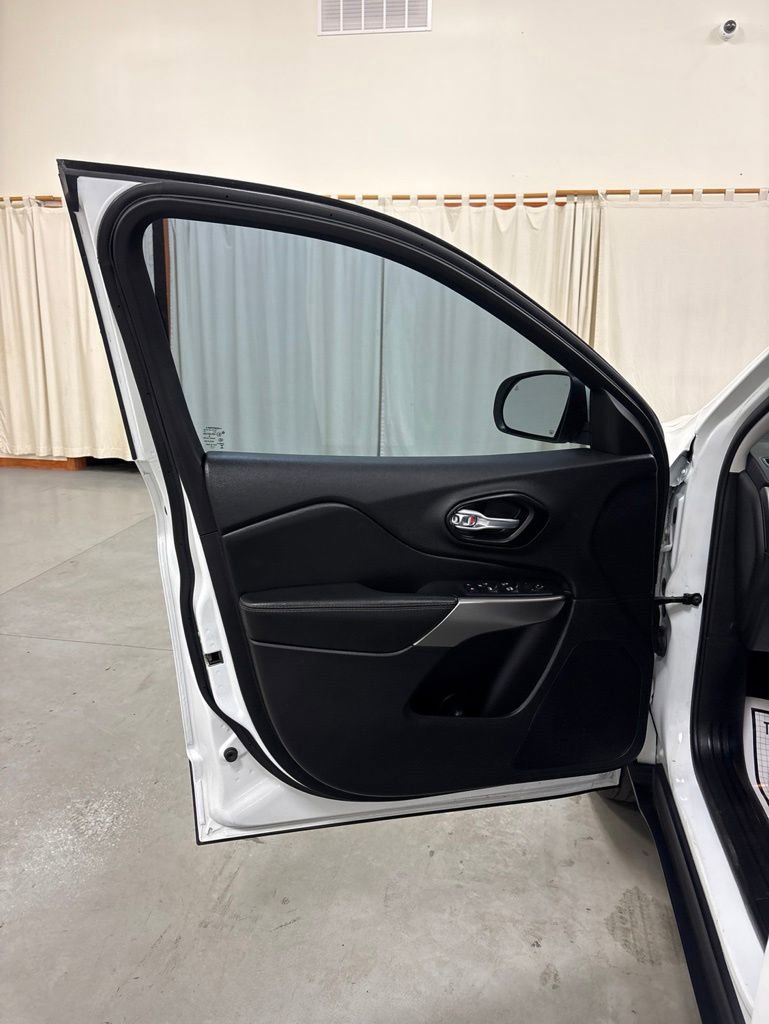 Used 2021 Jeep Cherokee Latitude Lux w/ Comfort/Convenience Group AWD/4WD image 19