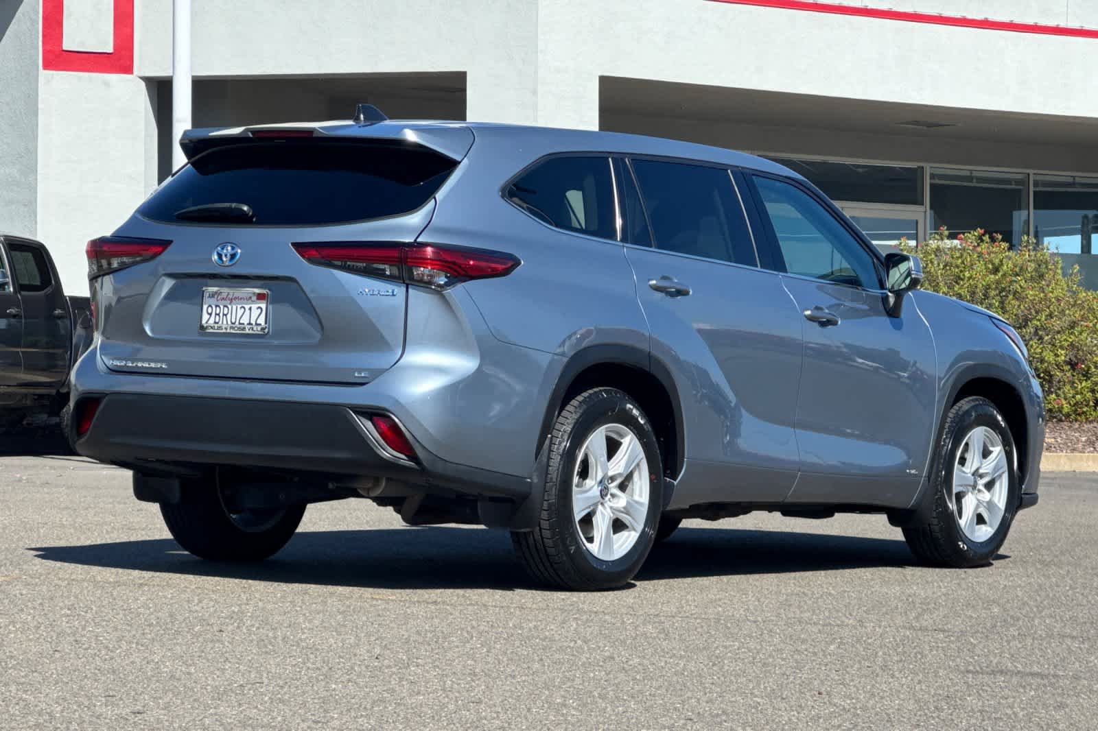Used 2022 Toyota Highlander LE AWD/4WD image 2