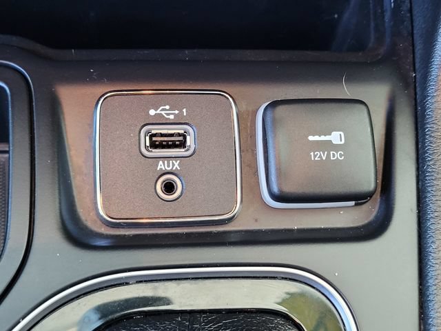 Used 2019 Jeep Cherokee Limited FWD image 12