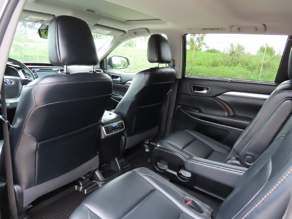 Used 2017 Toyota Highlander XLE AWD/4WD image 30