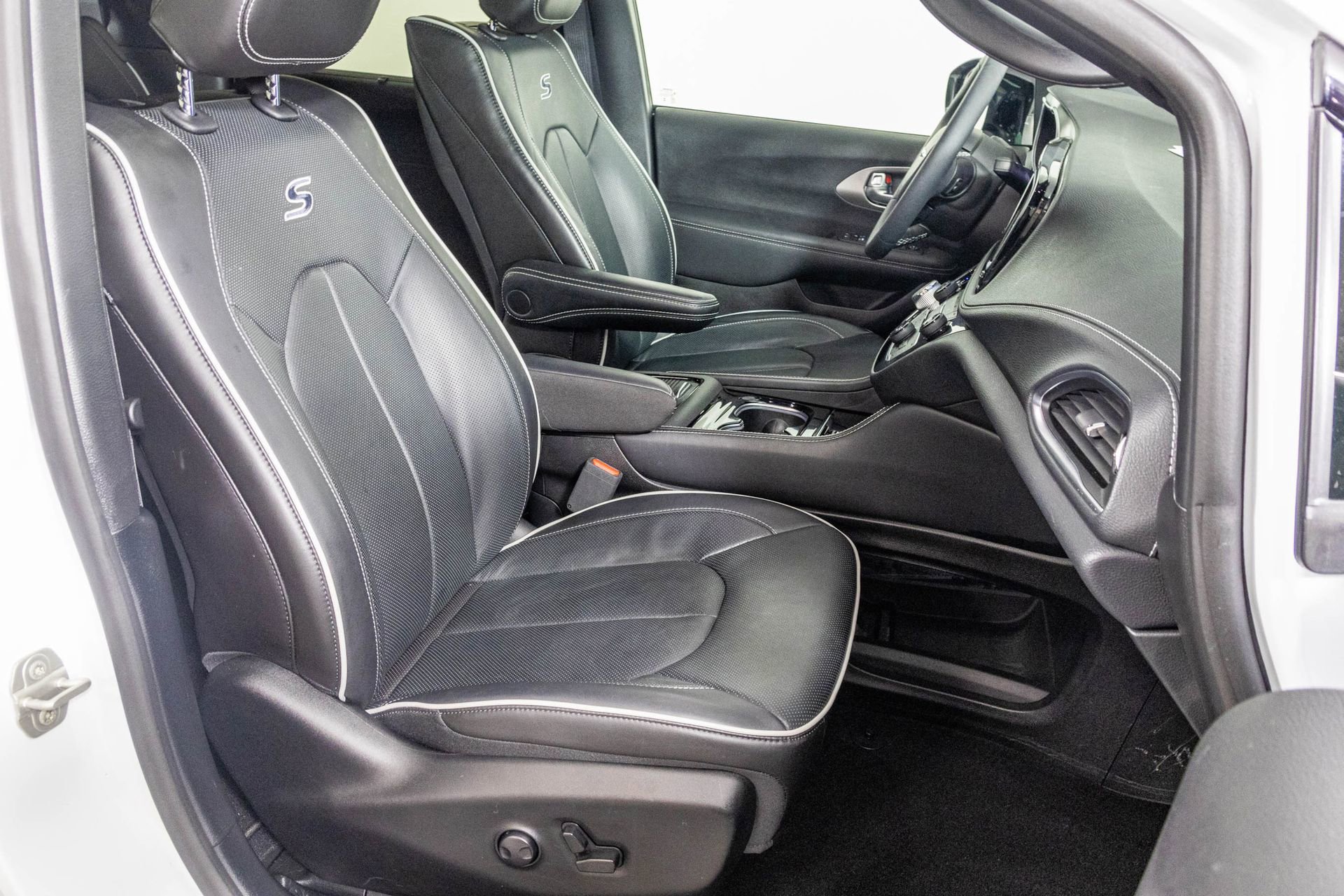 Used 2023 Chrysler Pacifica Limited w/ Uconnect Theater Family Group image 49