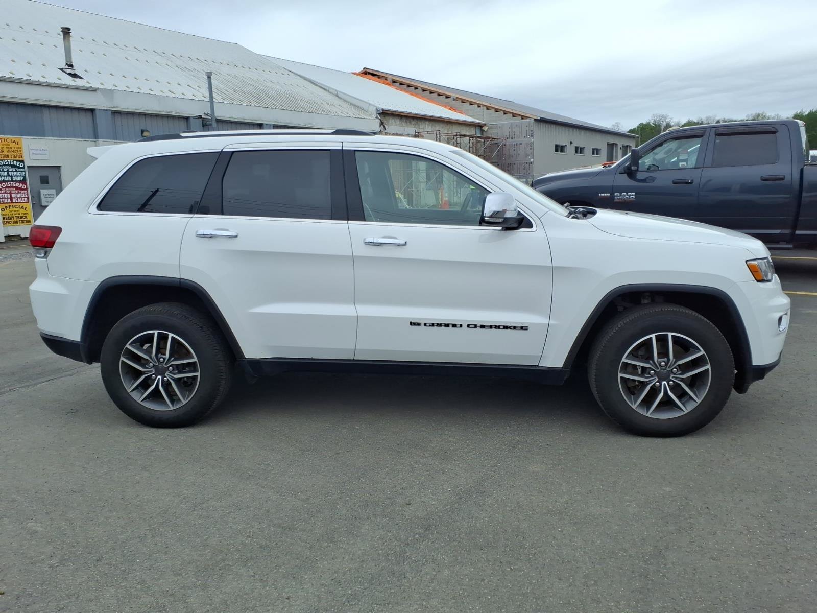 Used 2022 Jeep Grand Cherokee Limited AWD/4WD image 4