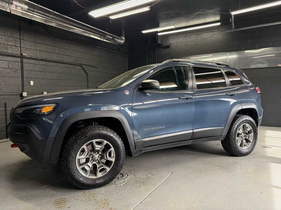 Used 2019 Jeep Cherokee Trailhawk w/ Cold Weather Group AWD/4WD image 1