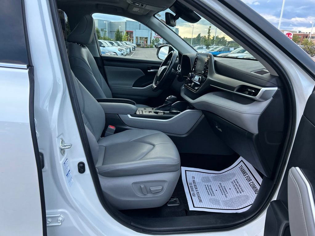 Used 2020 Toyota Highlander XLE AWD/4WD image 12
