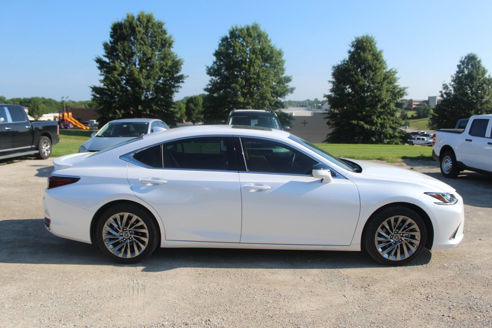 Used 2025 Lexus ES 300h w/ Luxury Package FWD image 7