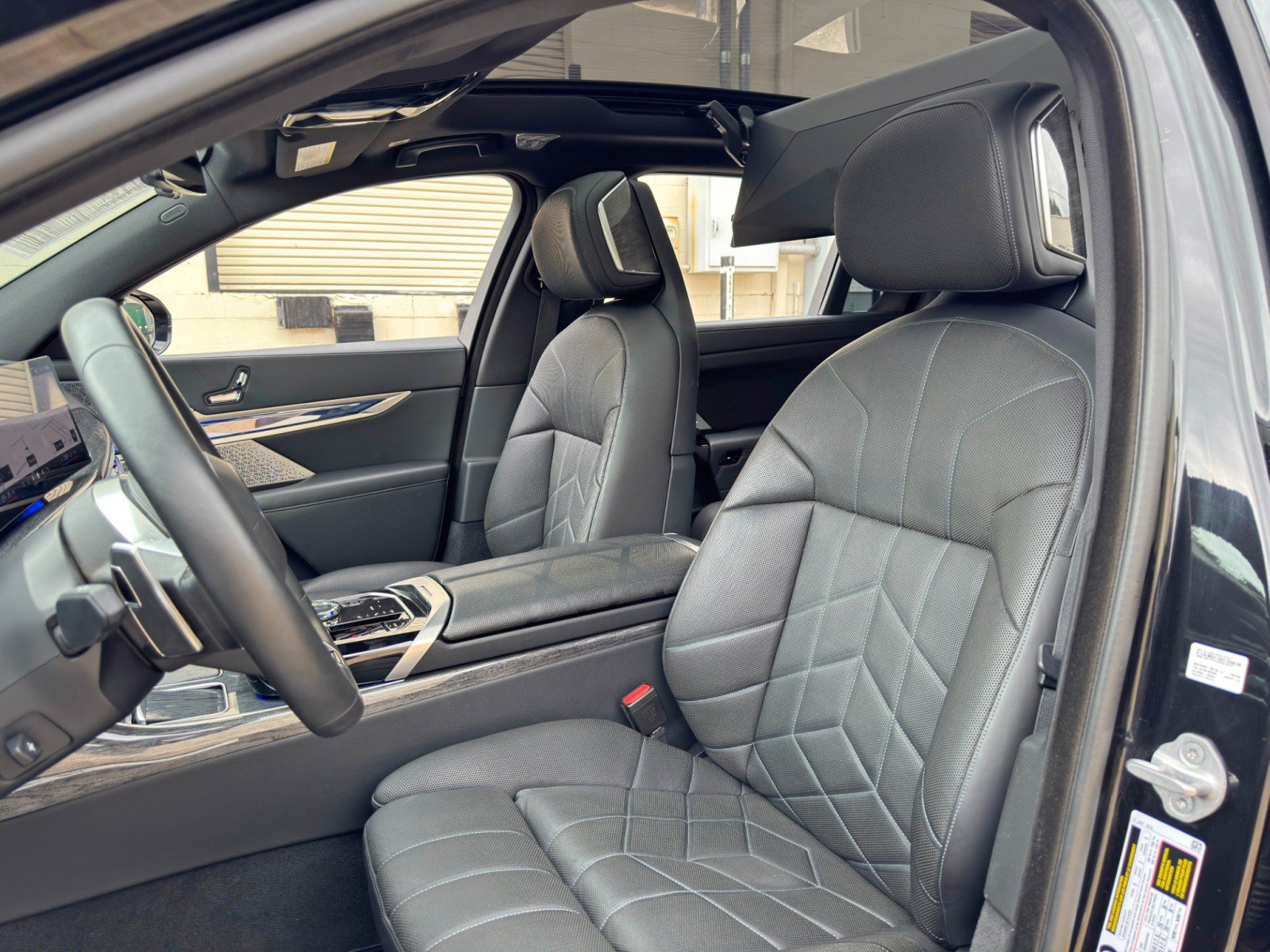 Used 2023 BMW 760i xDrive AWD/4WD image 56