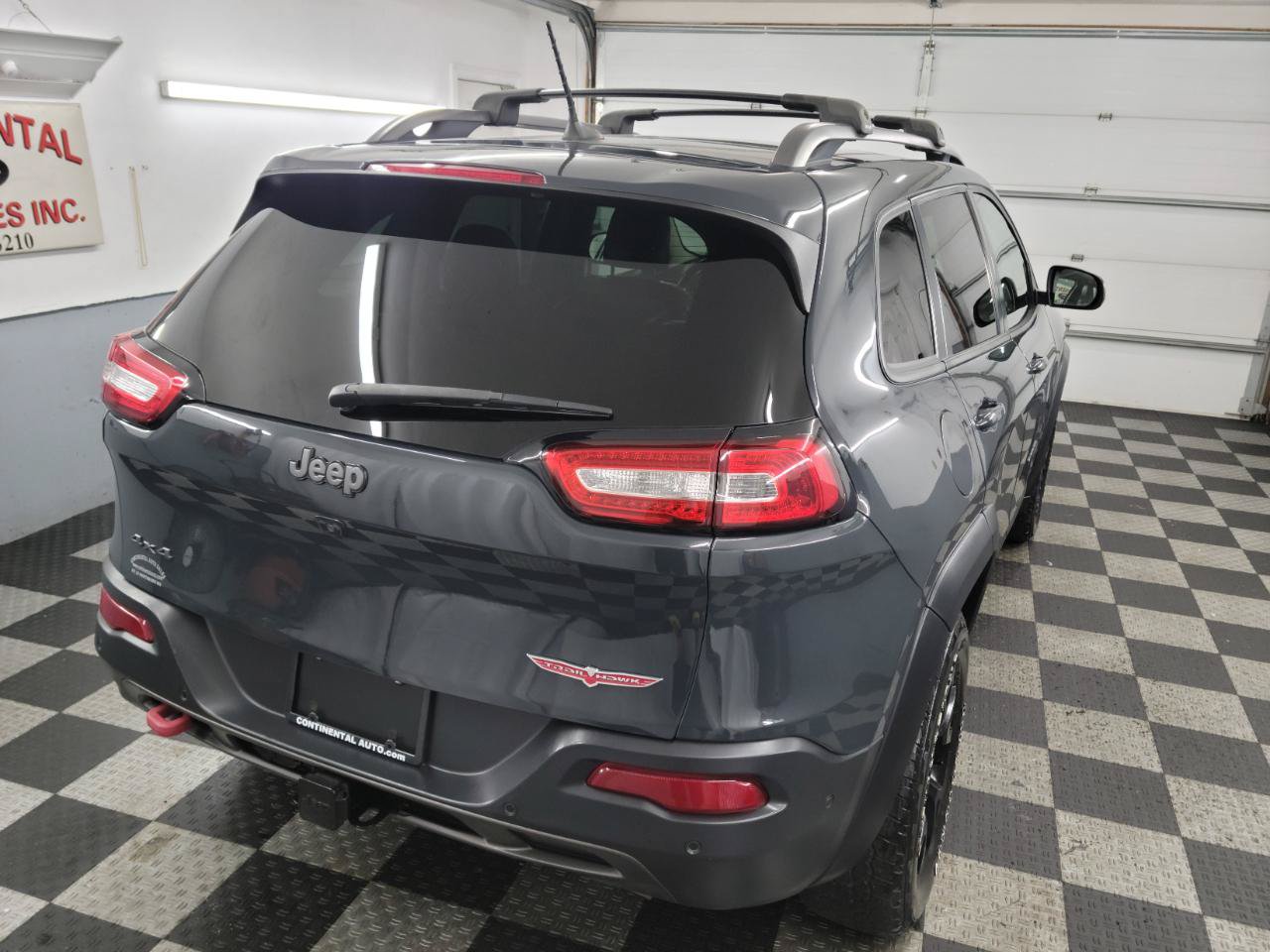 Used 2016 Jeep Cherokee Trailhawk w/ Comfort/Convenience Group AWD/4WD image 6