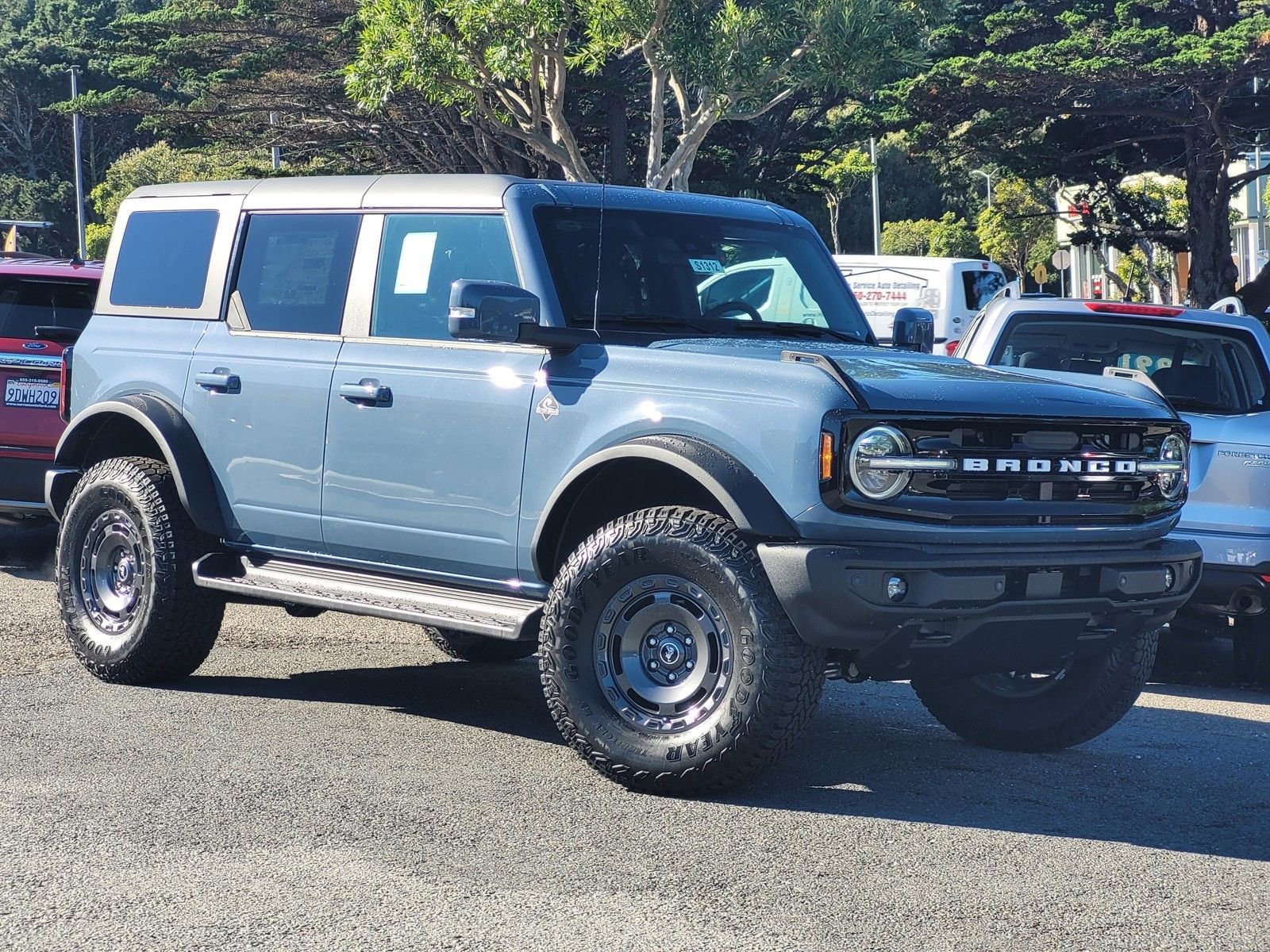 New 2025 Ford Bronco Outer Banks w/ Sasquatch Package