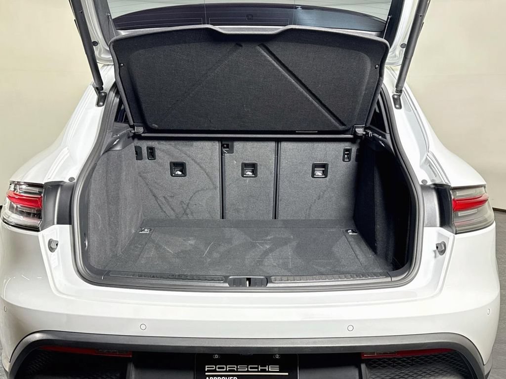 Certified 2024 Porsche Macan AWD/4WD image 27