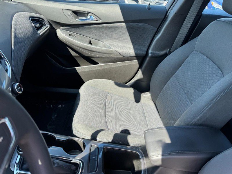 Used 2018 Chevrolet Cruze LT w/ Convenience Package FWD image 13