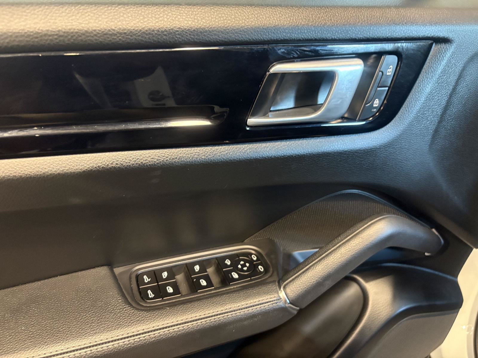 Used 2022 Porsche Cayenne AWD/4WD image 13