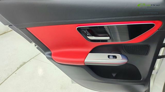 Used 2025 Mercedes-Benz GLC 300 4MATIC image 31