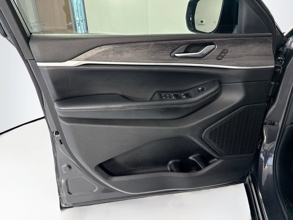 Used 2023 Jeep Grand Cherokee Limited RWD image 24