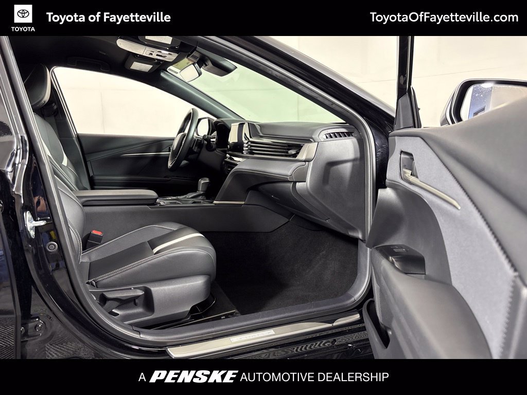 Used 2025 Toyota Camry SE w/ Convenience Package FWD image 5