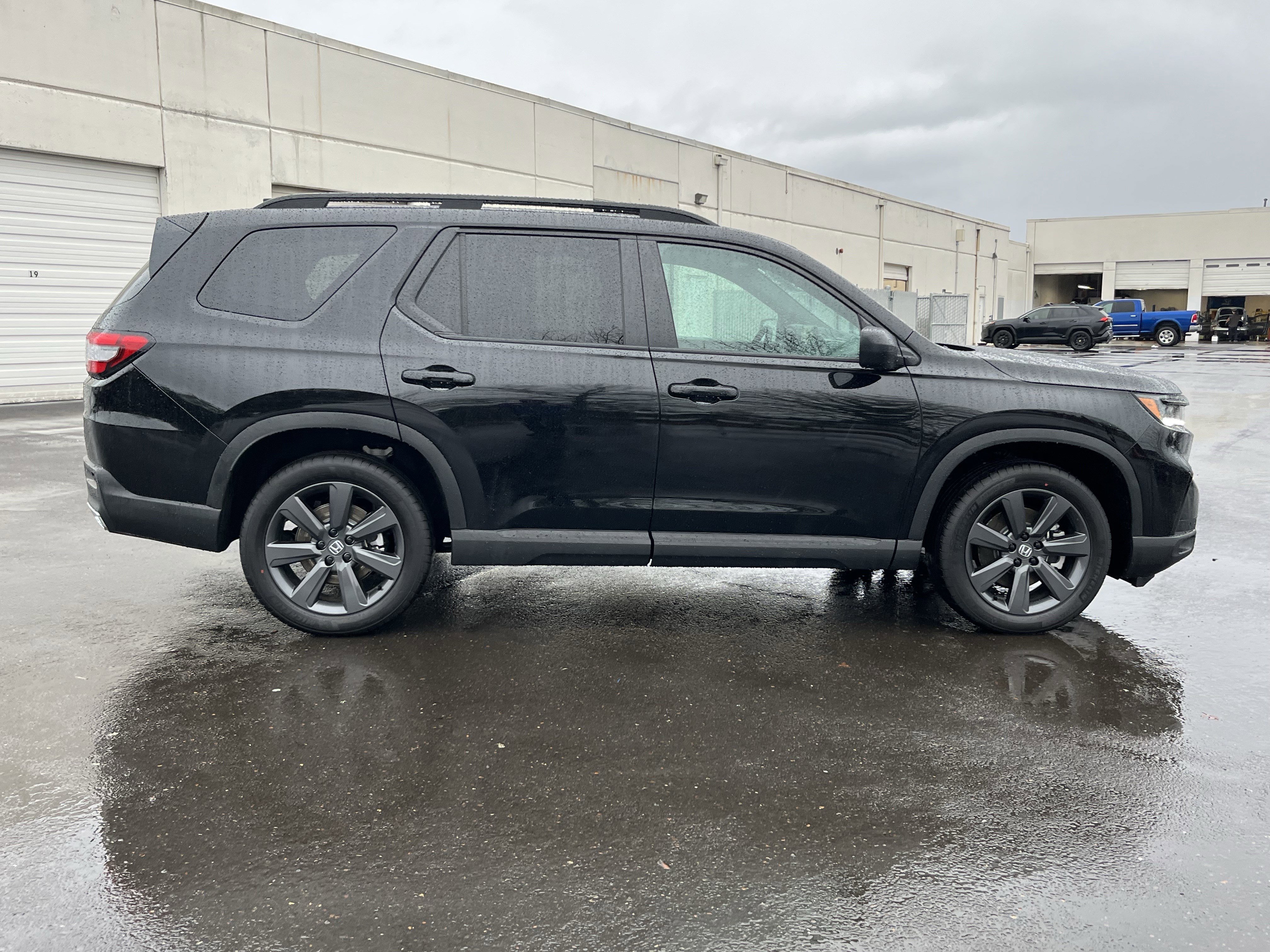 Used 2025 Honda Pilot Sport image 6