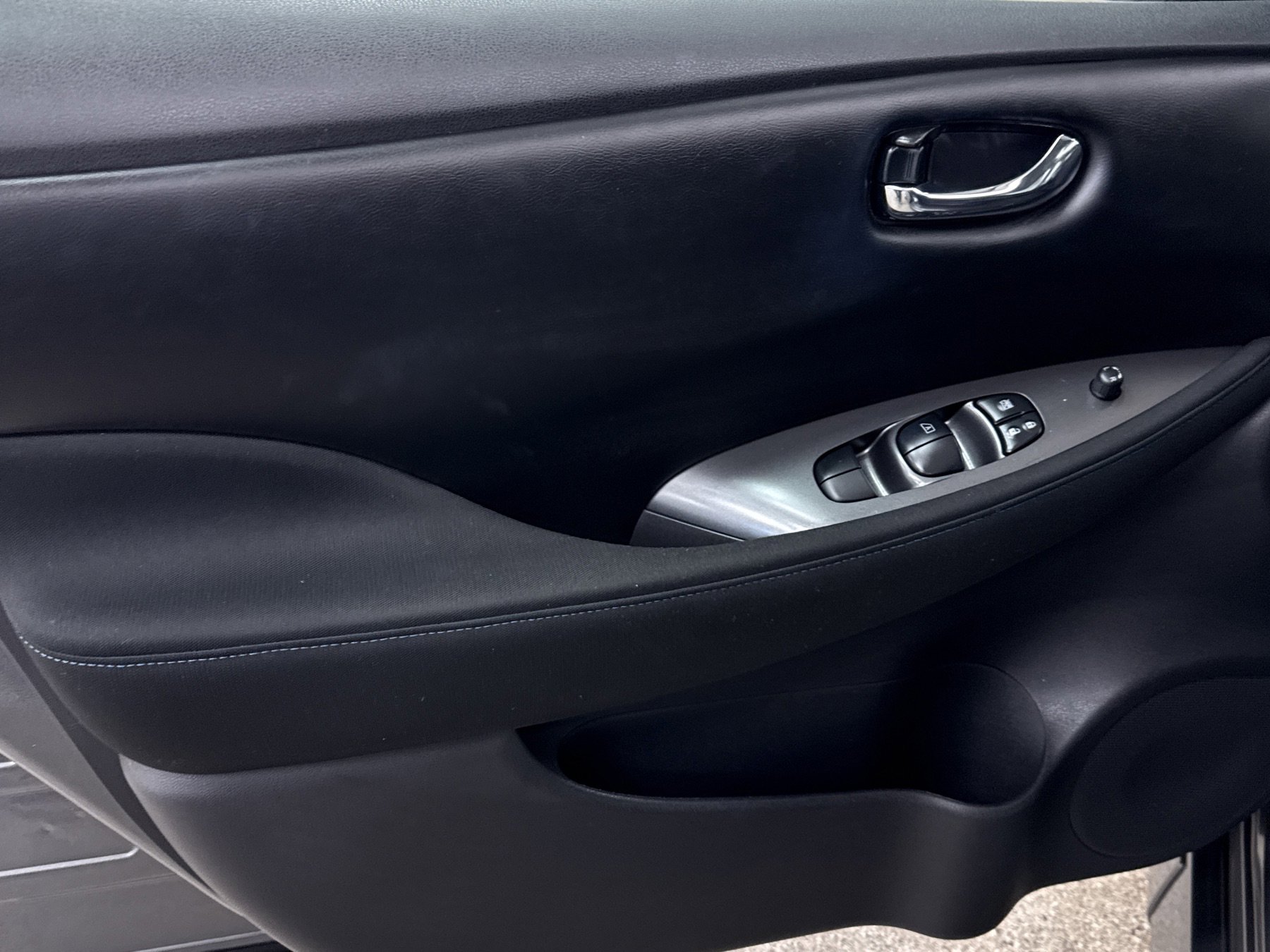 Used 2024 Nissan Leaf S image 3