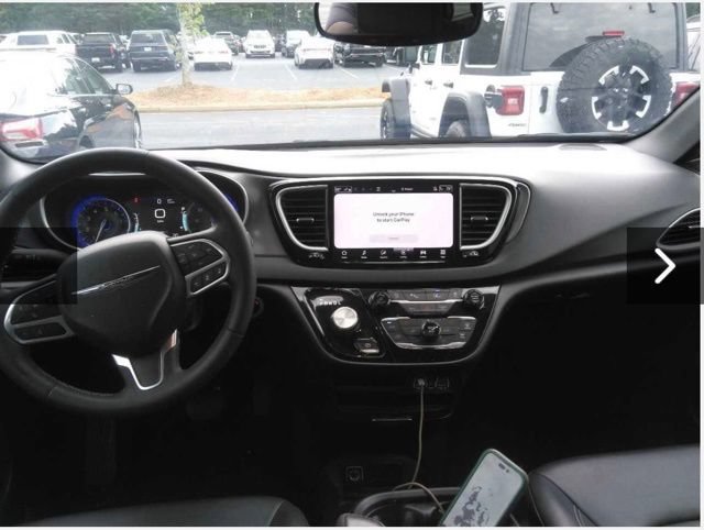 Used 2025 Chrysler Pacifica Select FWD image 4