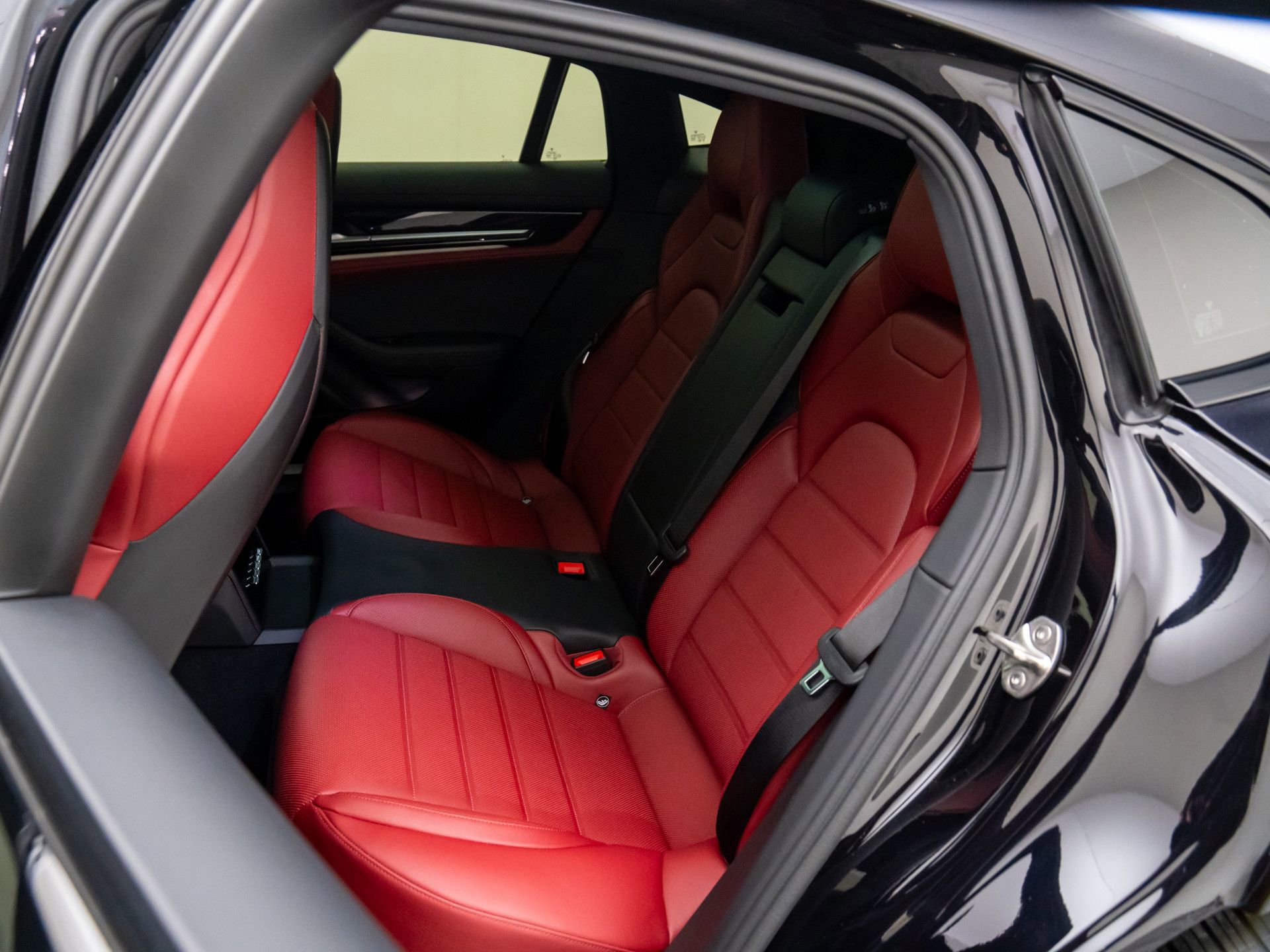 Used 2024 Porsche Panamera image 18