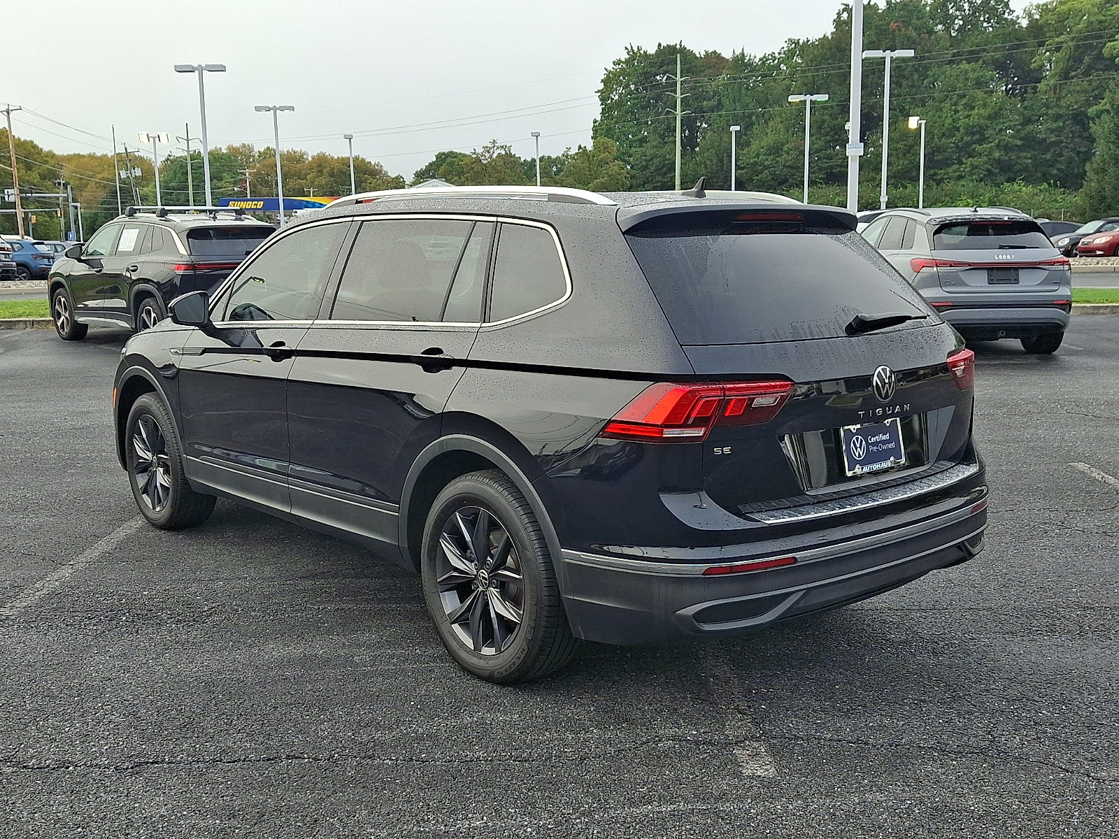 Used 2023 Volkswagen Tiguan SE w/ Panoramic Sunroof Package FWD image 5