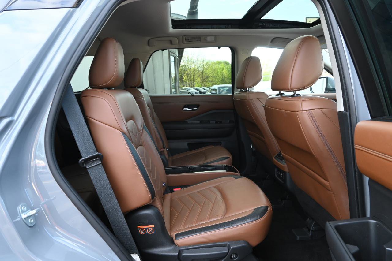 Used 2023 Nissan Pathfinder Platinum AWD/4WD image 33