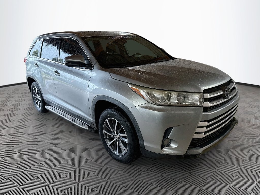 Used 2019 Toyota Highlander XLE FWD image 4