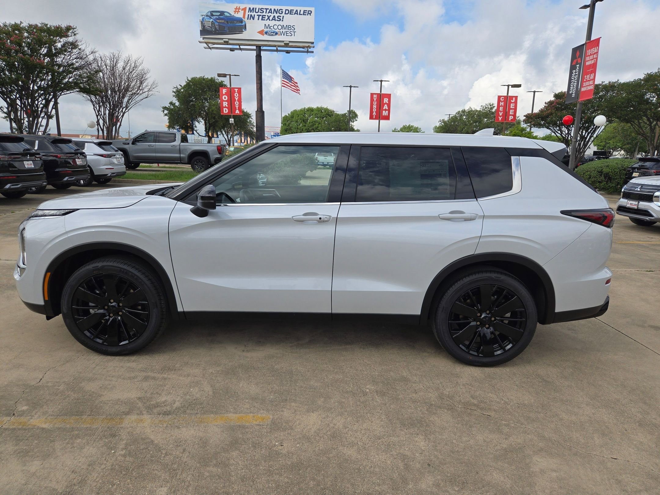 New 2026 Mitsubishi Outlander LE AWD/4WD image 2