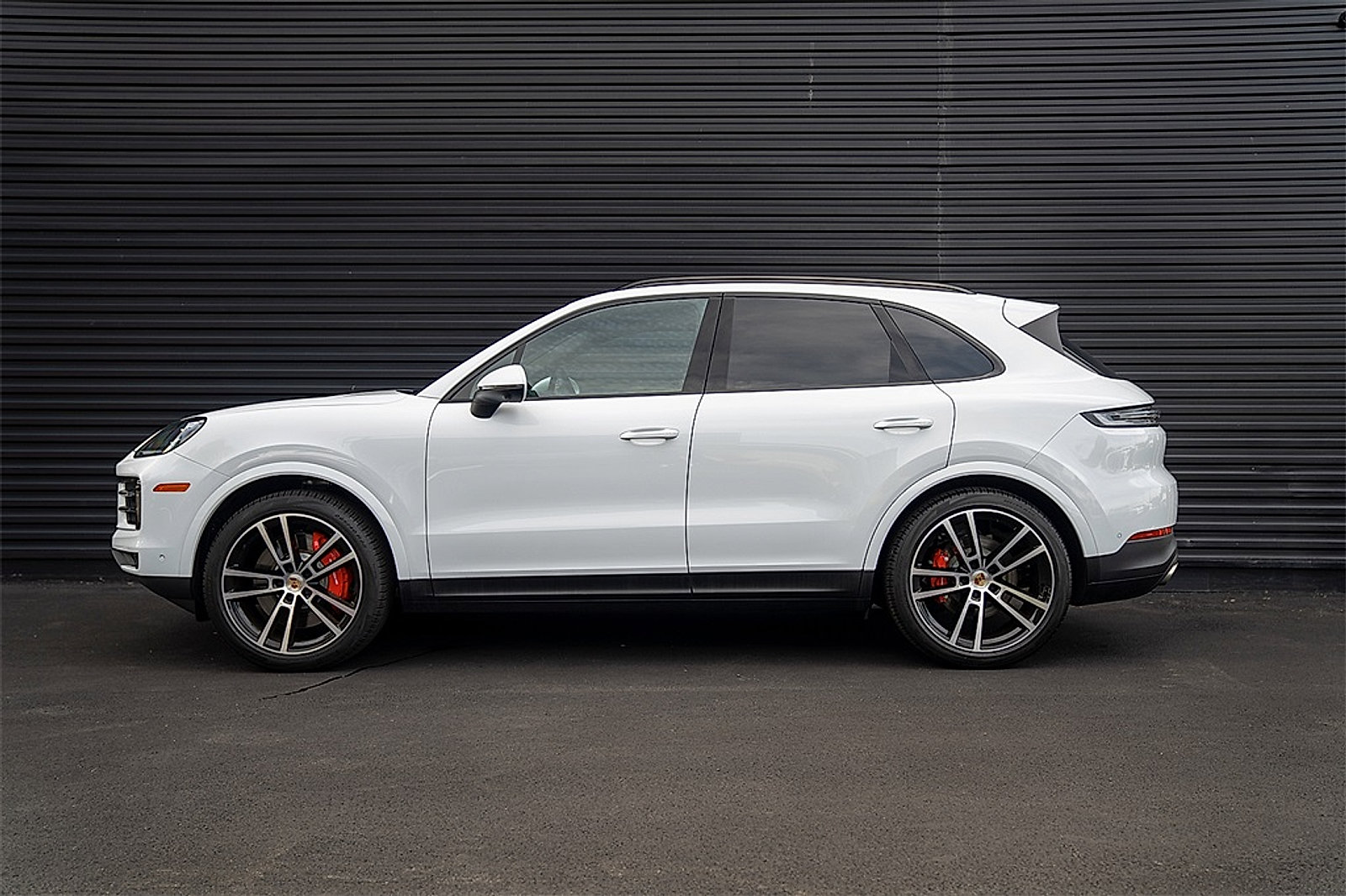 Used 2025 Porsche Cayenne S AWD/4WD image 2
