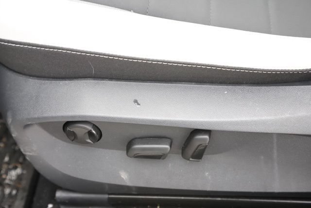 Used 2025 Volkswagen Taos SE w/ Black Wheel Package FWD image 15