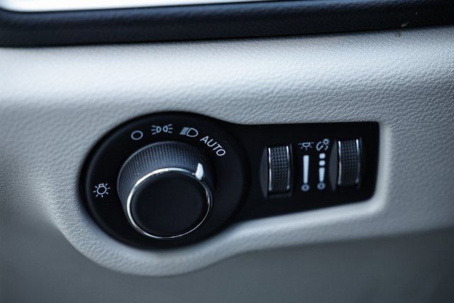 Used 2022 Chrysler Voyager LX image 17