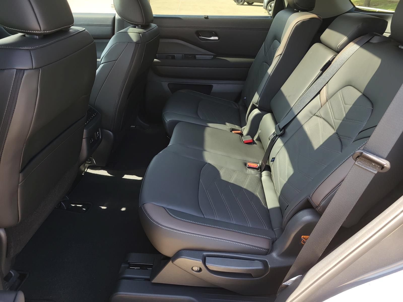 Certified 2025 Nissan Pathfinder Platinum w/ Cargo Package FWD image 18
