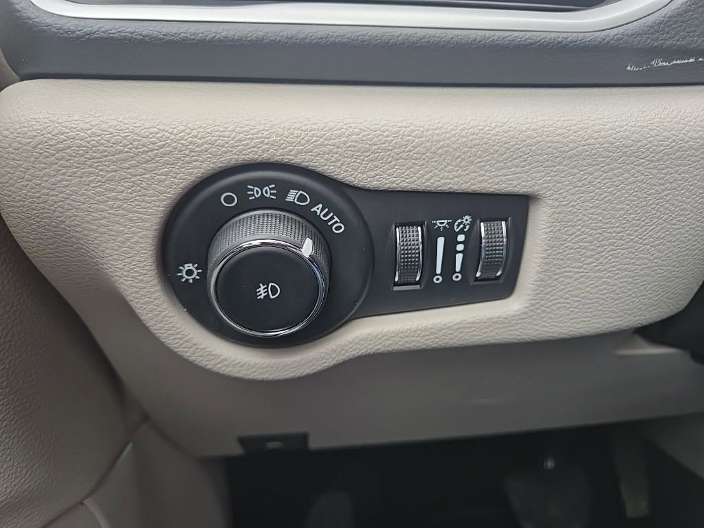 Used 2024 Chrysler Pacifica Touring-L FWD image 39