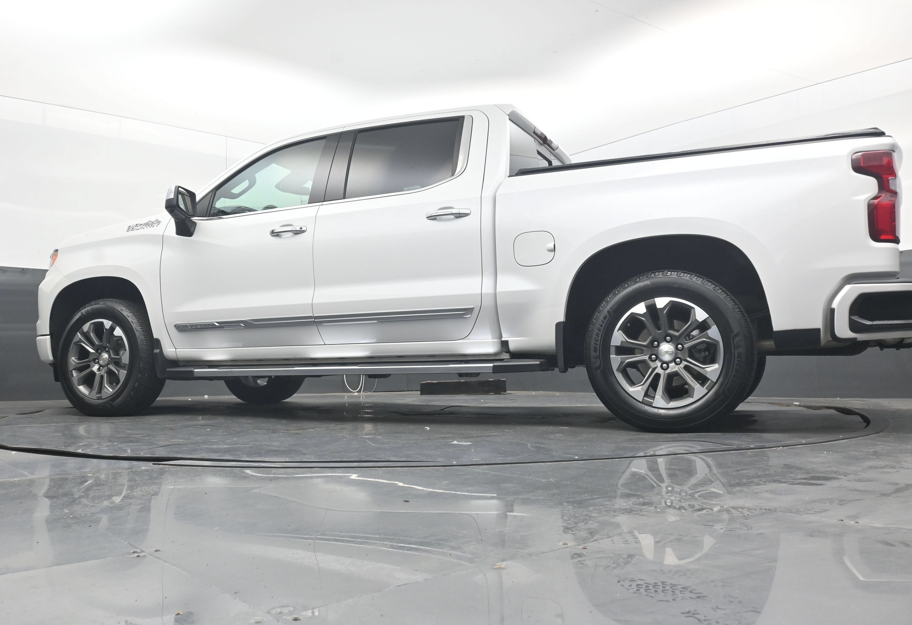 Used 2024 Chevrolet Silverado 1500 High Country w/ Z71 Off-Road Package AWD/4WD image 31