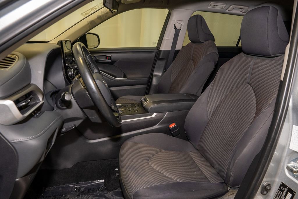 Used 2021 Toyota Highlander LE image 11