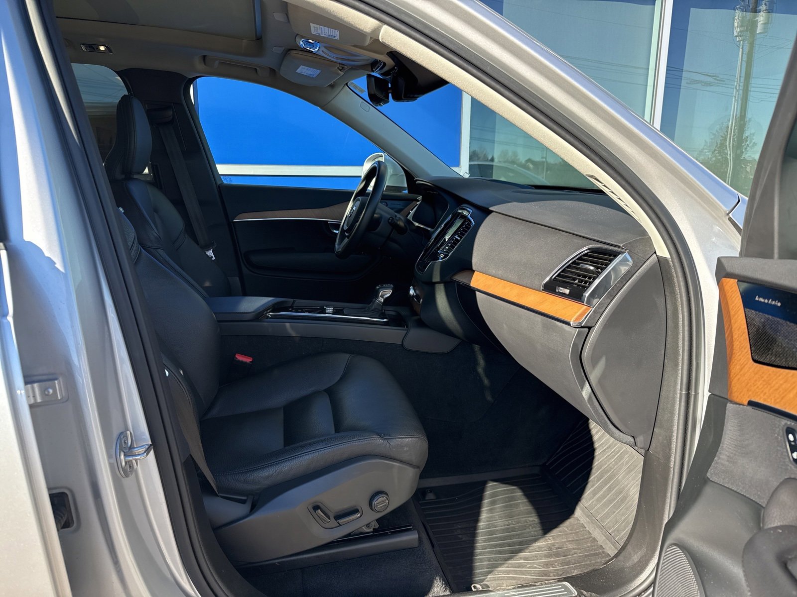 Used 2022 Volvo XC90 T6 Momentum w/ Advanced Package image 11