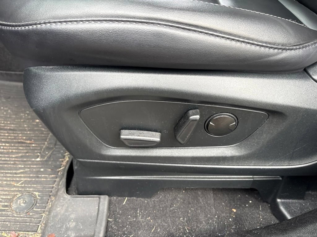 Used 2023 Ford Explorer XLT w/ Equipment Group 202A AWD/4WD image 18