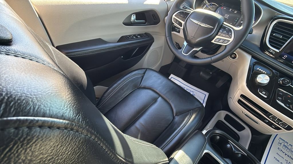Used 2022 Chrysler Pacifica Touring-L image 16