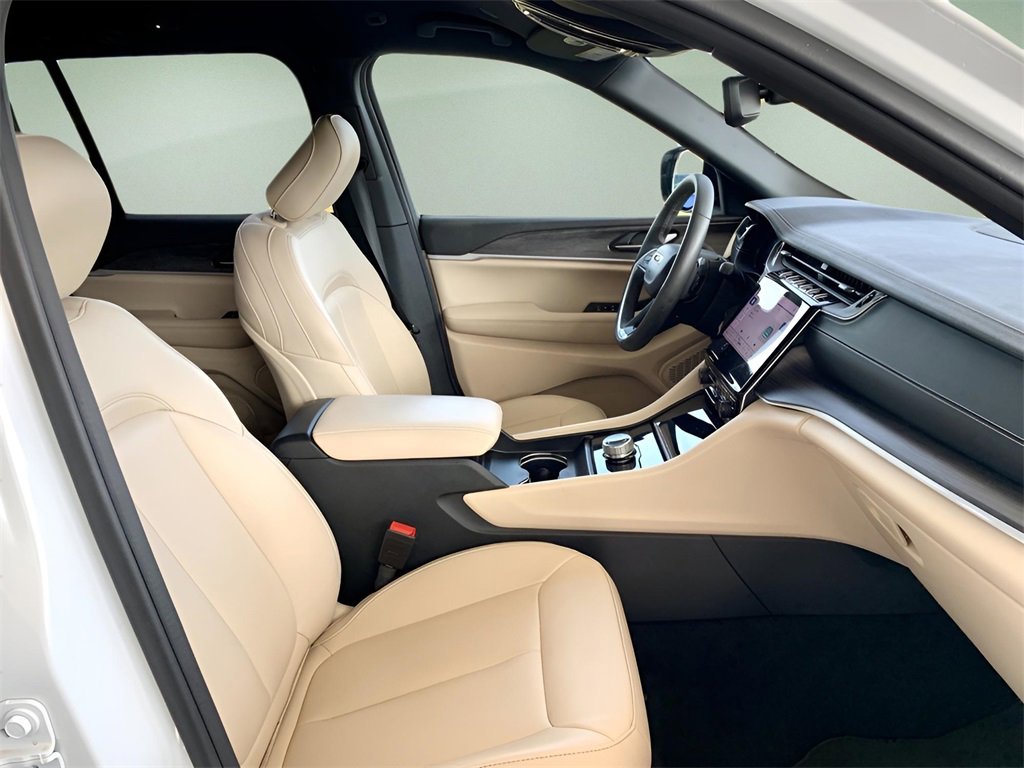 Used 2023 Jeep Grand Cherokee Limited image 30