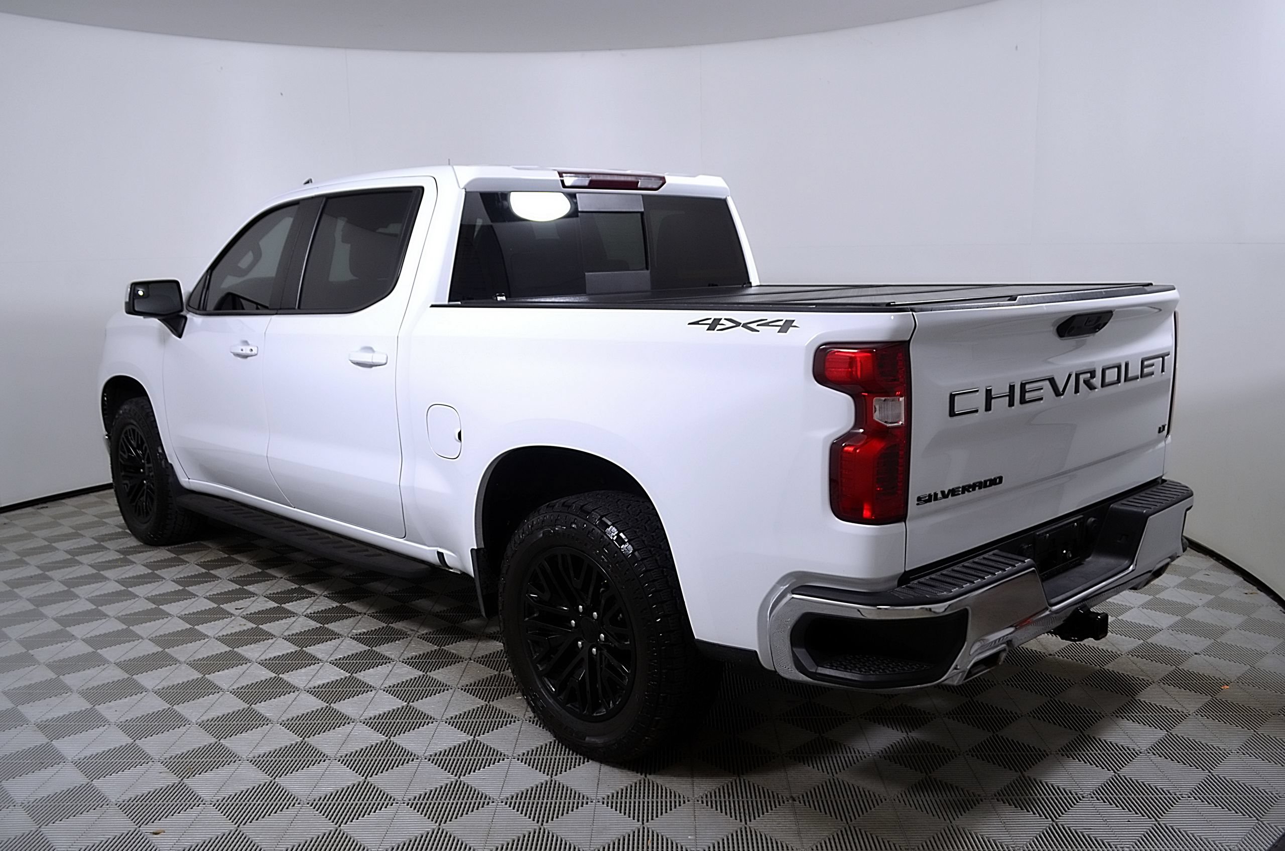 Used 2024 Chevrolet Silverado 1500 LT w/ Z71 Off-Road Package AWD/4WD image 9